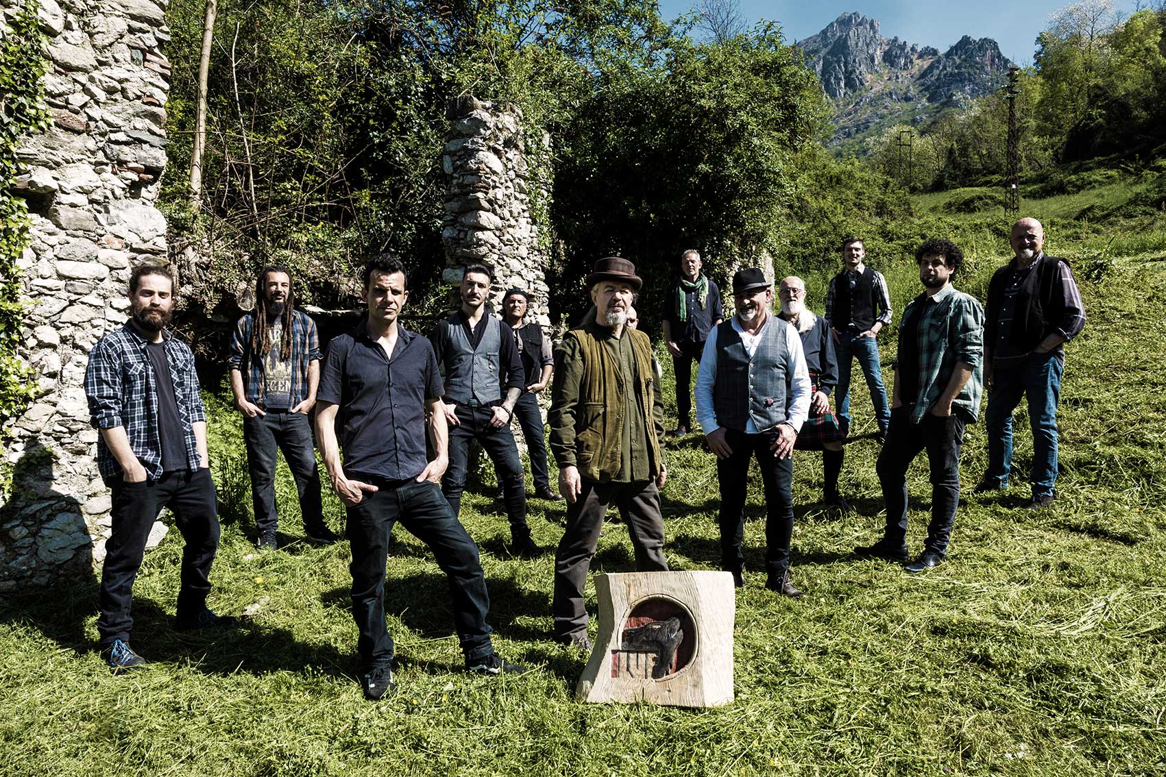 la band i Luf al completo, 13 elementi