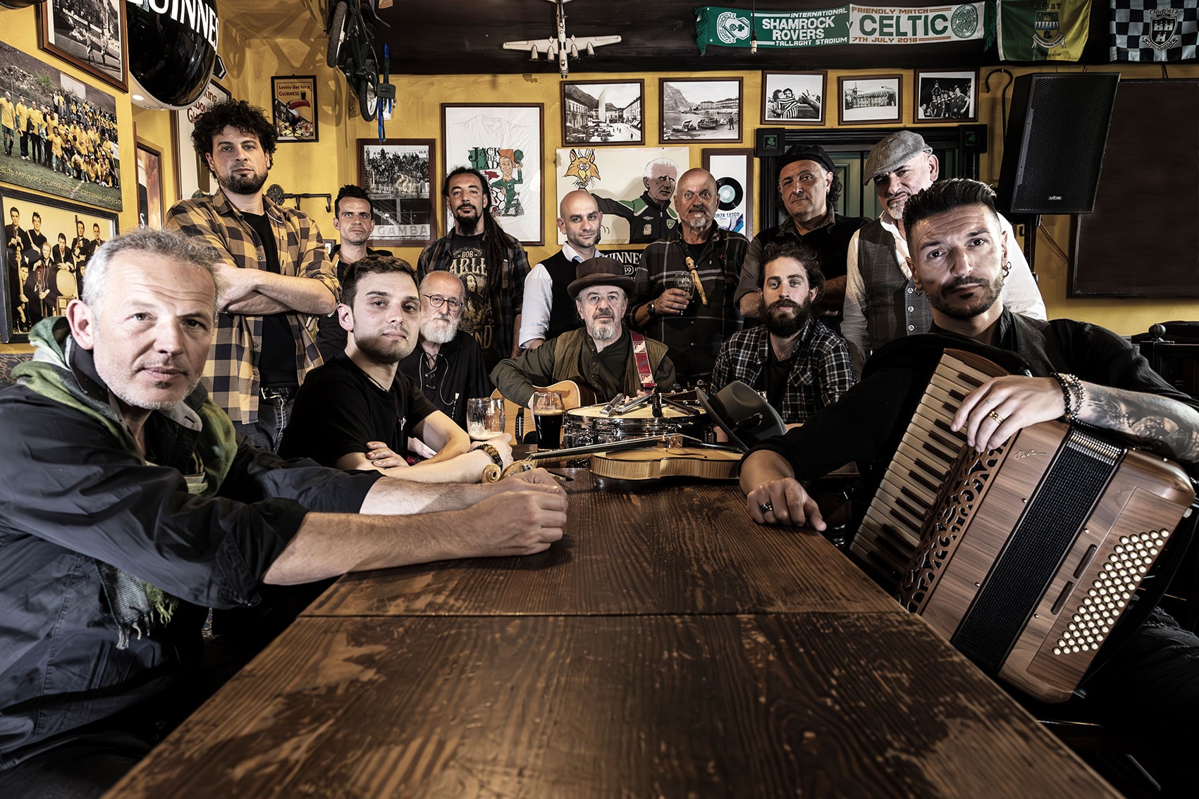 La band I Luf al completo all'interno del pub Shamrok a Lecco